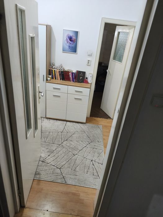 Închiriez cameră în apartament cu 3 camere