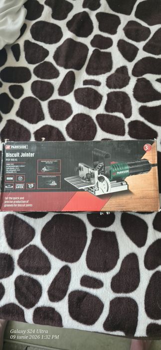 Aceasta este o mașină de frezat Parkside Biscuit Jointer PFDF 900 A1