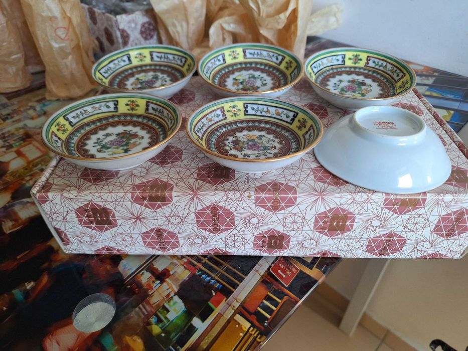 Farfurii cu foita de aur aduse din China in anul 1935.