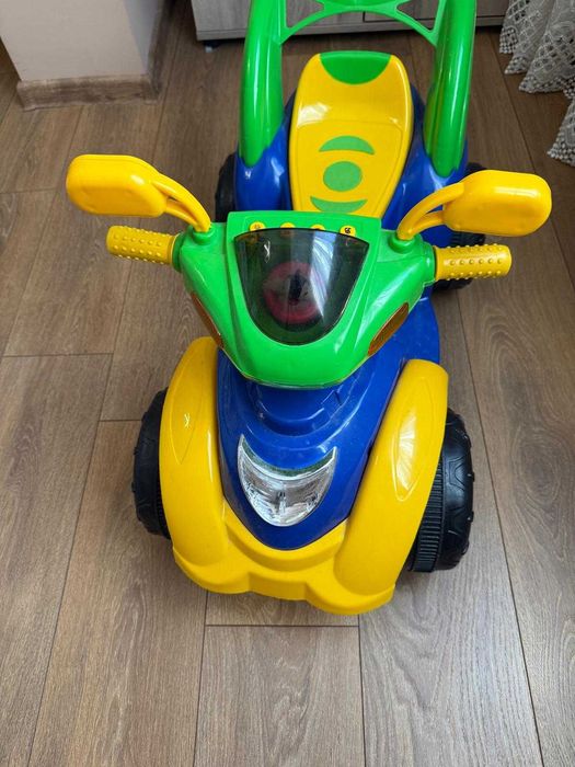 Детска кола с педал на акумулаторна батерия