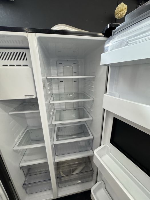 Хладилник с фризep двукрилен samsung като нов!