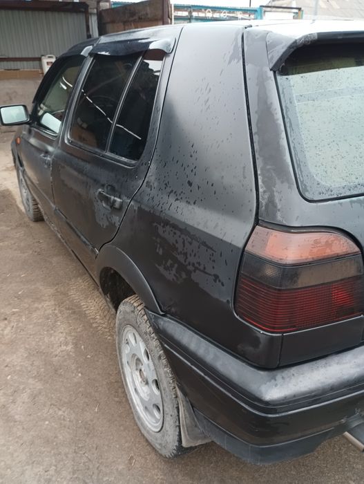 Фольксваген гольф 3 на полном ходу.