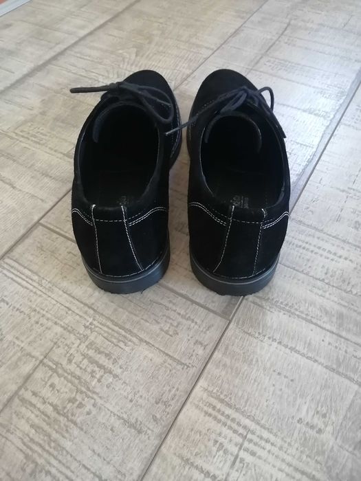 Pantofi foarte eleganți, piele întoarsă.