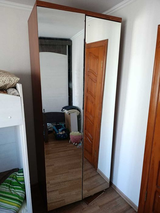 шкаф с двумя зеркальными дверями