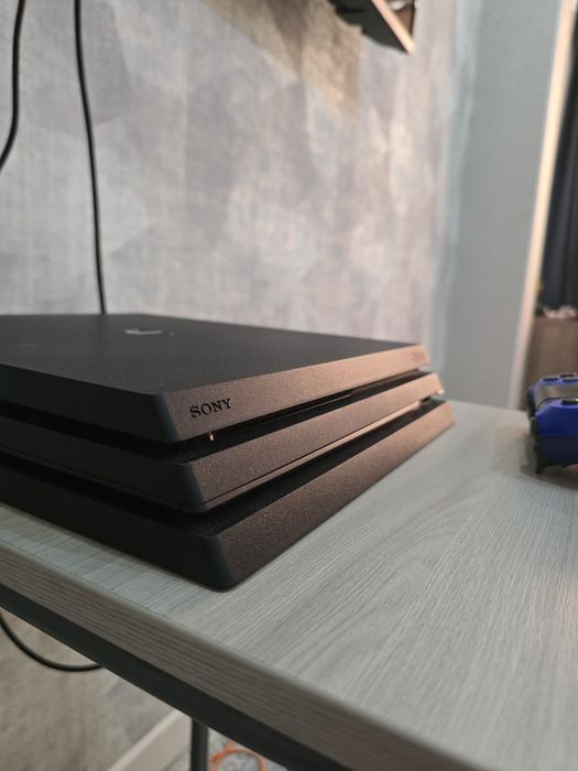 Playstation 4 Pro 1 тб в отличном состоянии
