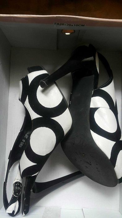 Разни яки обувки