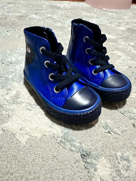 Продаю детские ботиночки