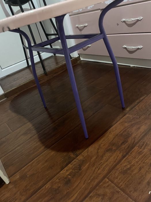 Стол,низкий,розовый