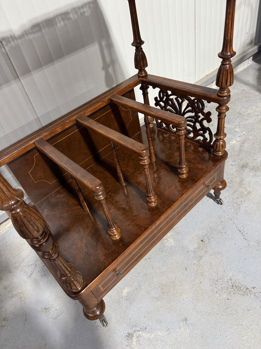 Gheridon englezesc din lemn cu intarsii