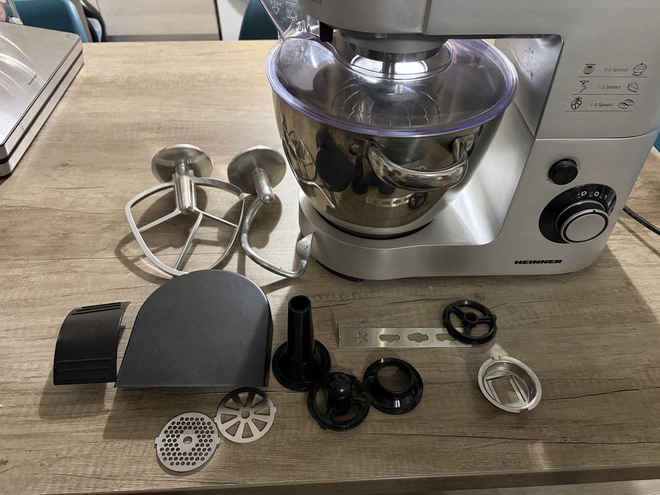 Vand mixer planetar Heinner 1500XMC cu extra accesorii
