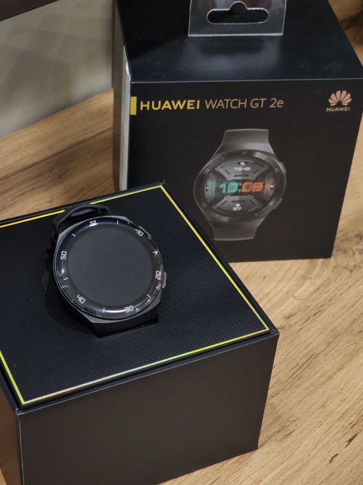 Смарт часовник Huawei GT2e с 8 каишки, пълен комплект