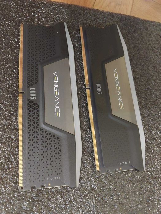 32GB DDR5 6000MT/s CL40 - Corsair Vengance RGB (XMP)
