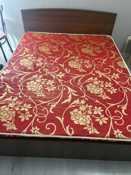 Кровать с матрасом