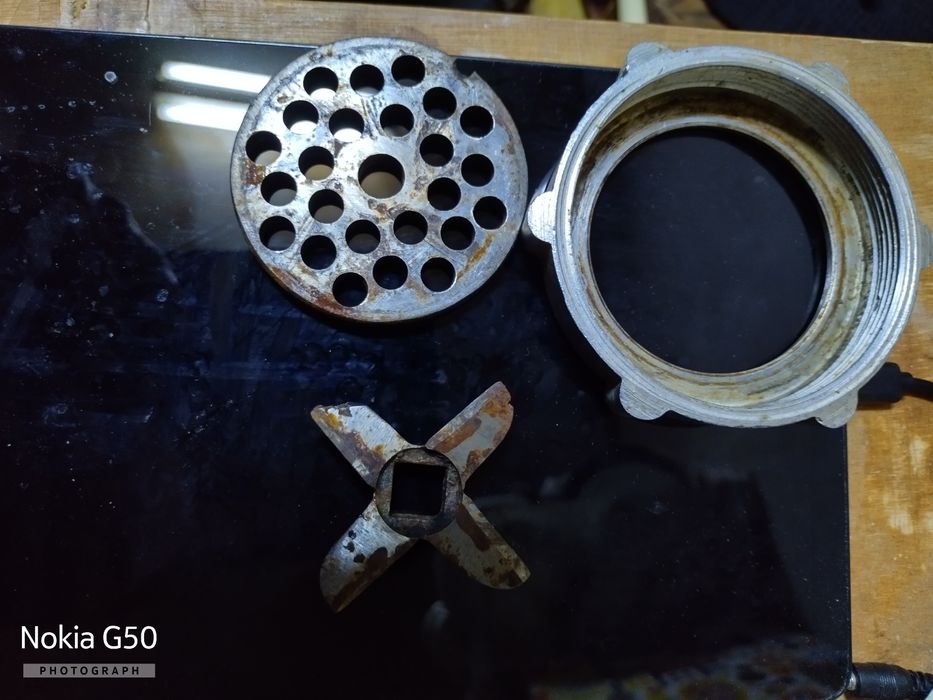 Vând mașina de tocat carne