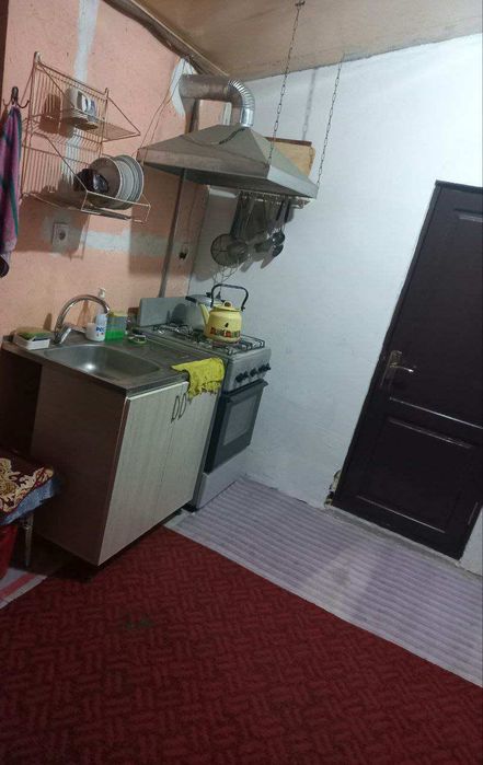 10 соток  6 хона Ховли сотилади Янгиюл Сахарнийда