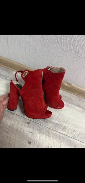 босоножки на массивном каблуке