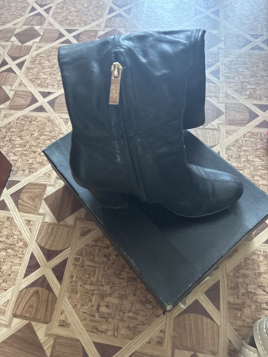 Отдам  бесплатно обувь 35 размера