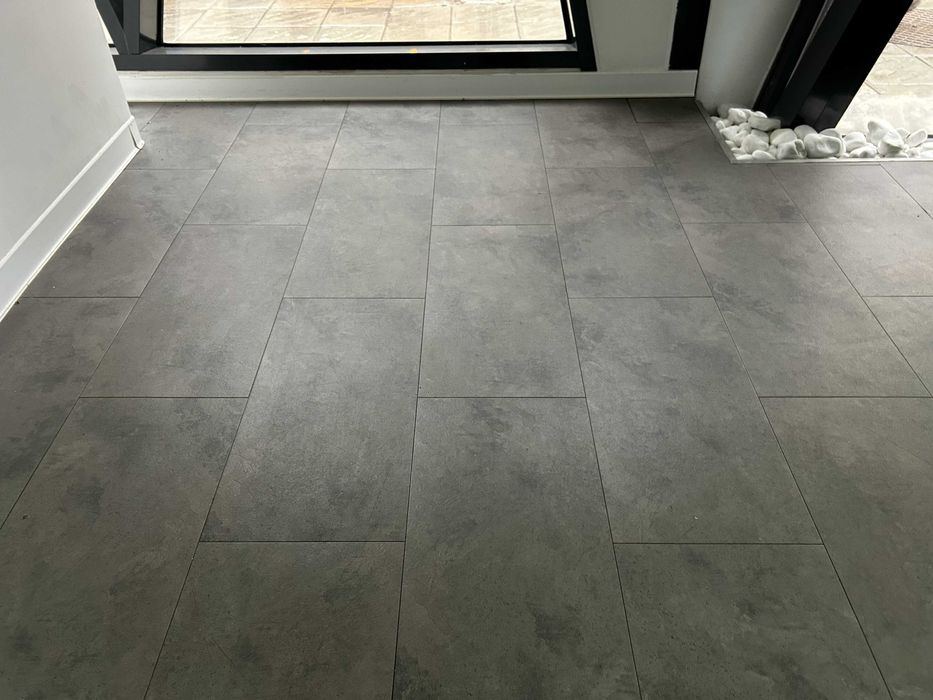 Винилова настилка тъмно сива