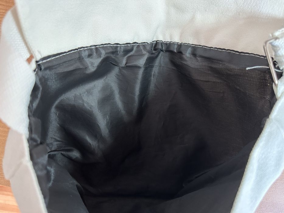 Белая сумка-мессенджер через плечо