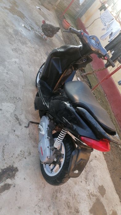 Vînd scuter motorul merge bine