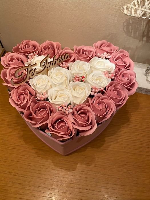 Aranjamente cu cifre cu trandafiri de sapun