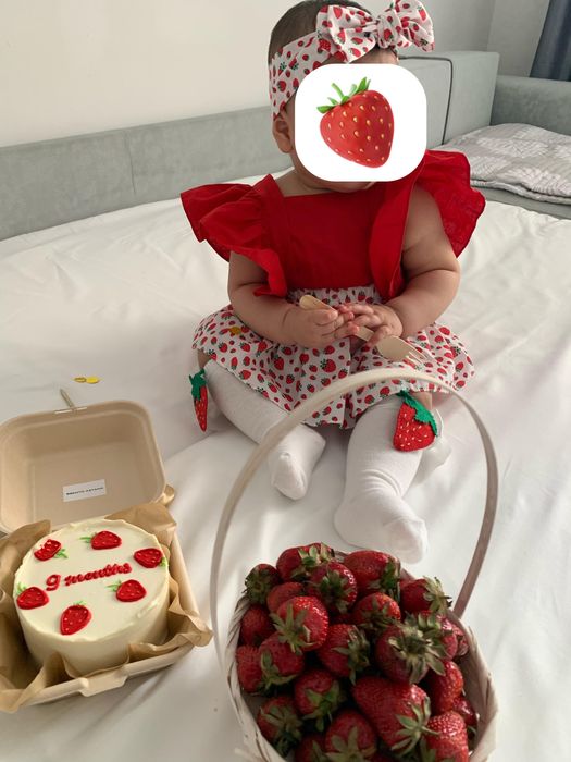 Клубничный образ для малыша