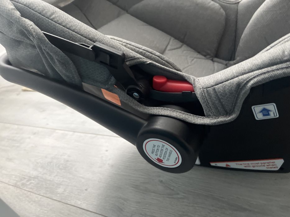 Продам Автокресло и подарок