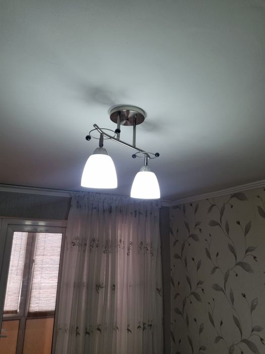 Продам б/у двери и люстру