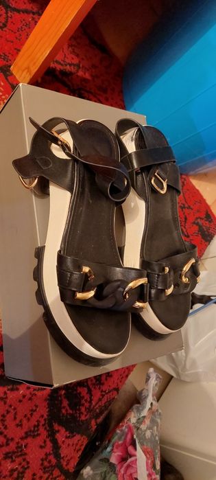 Аяк киымдер сатылады