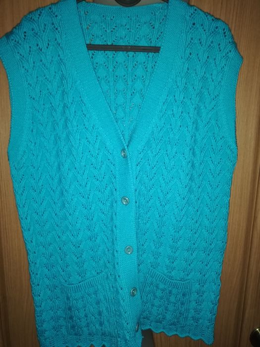 Продам вязаные желеты.