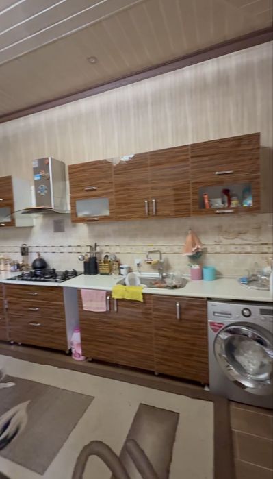 Сифатли мебель + газ плита + вытяжка,