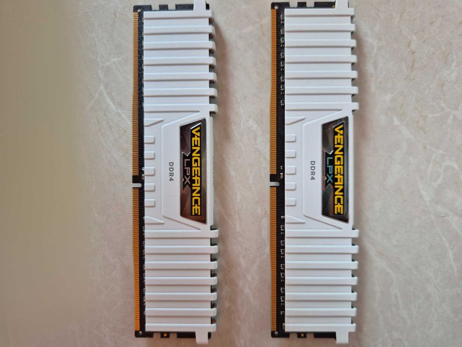 Продавам рам памет Corsair Veng 2×8 16gb ddr4 3000mhrz CL16
