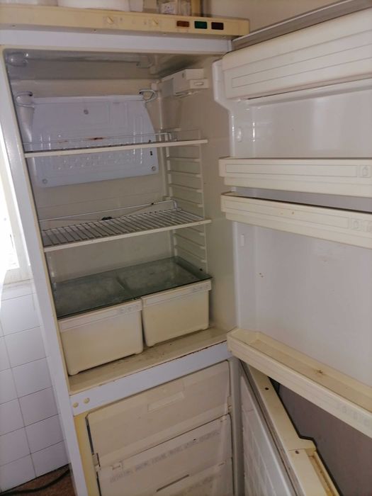 Голям хладилник с фризер...