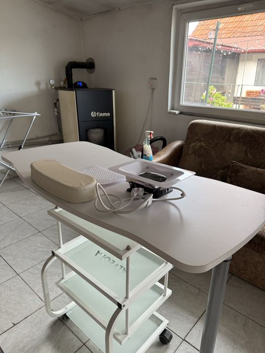 Vand masa cupio de unghii cu aspirator