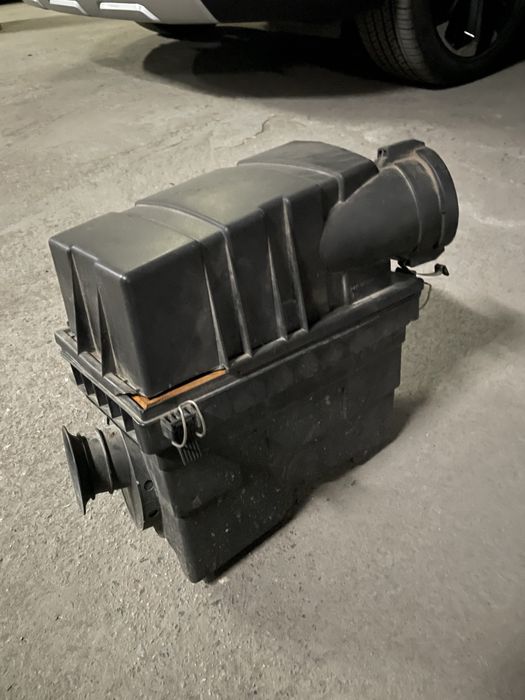 Корпус воздушного фильтра w124