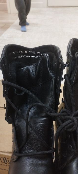 Продам новые коженные зимние берцы  .