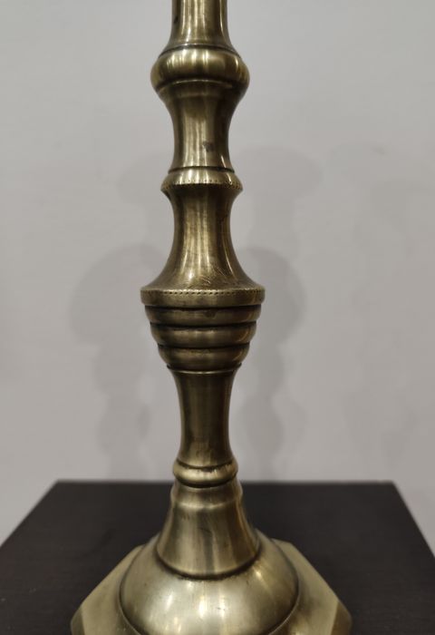 Холандски, винтидж , висок месингов свещник .