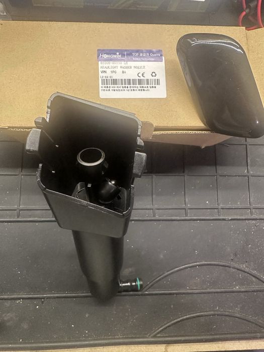 Нова пръскалка / дюза за фар Тойота Авенсис Т27