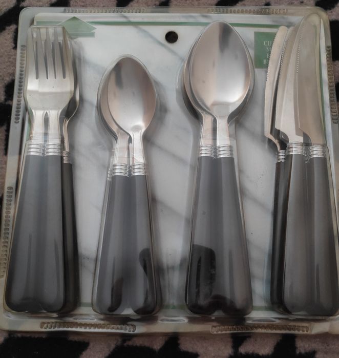 Комплект прибори за хранене