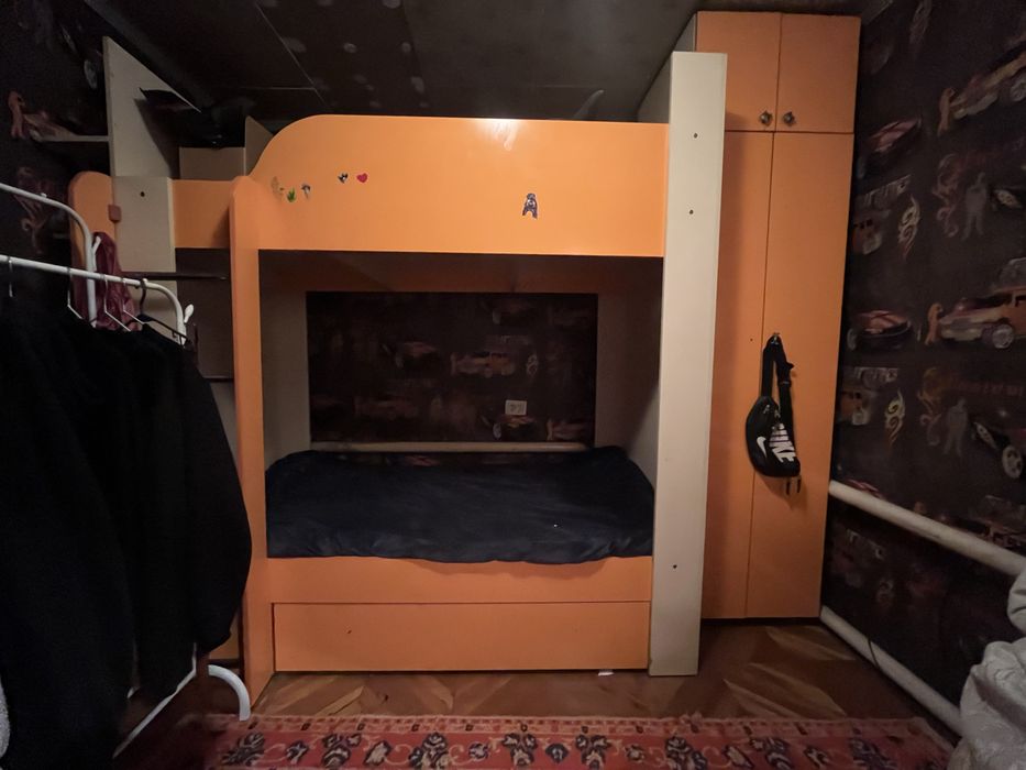 Кровать двухяроснуя, стол,шкаф