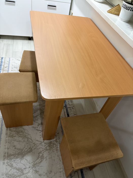 Продается кухонный стол, стулья