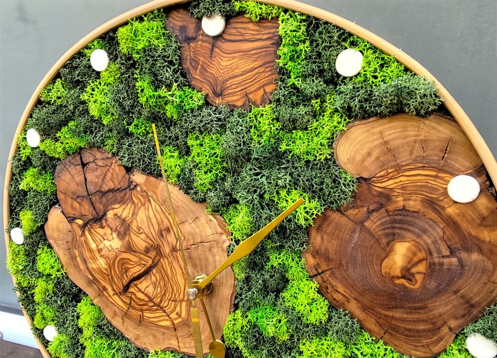 Часовник със скандинавски мъх и масивно дърво