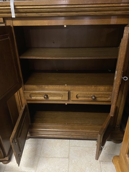 Продавам масивен шкаф