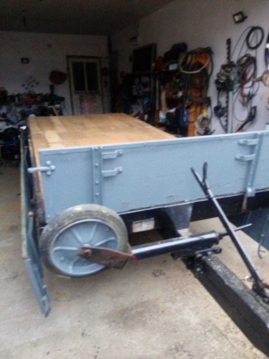 Vand remorca după tractorsi cauciucuri de remorca