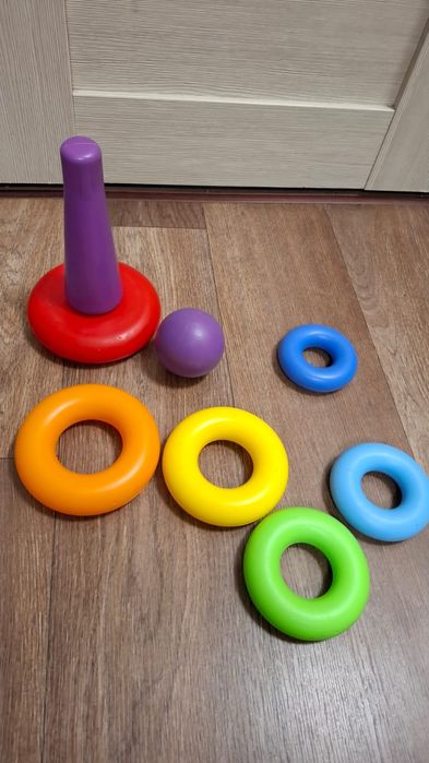 Детский боулинг (кегли) и пирамидка.