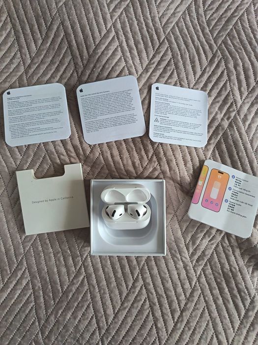 Vând căști airpods 4 cu ANC