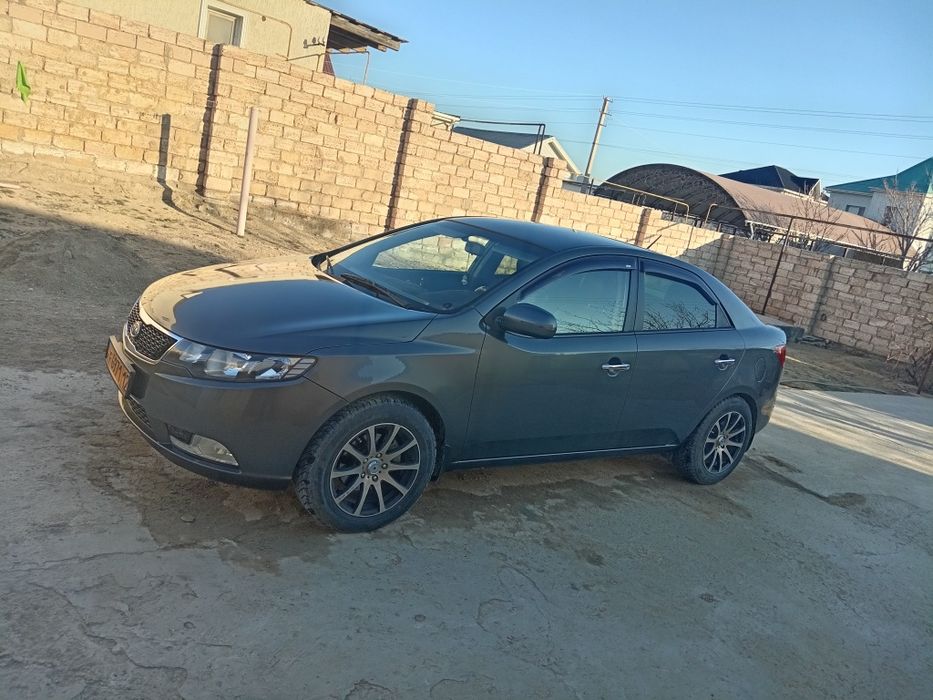 Машина Киа серато