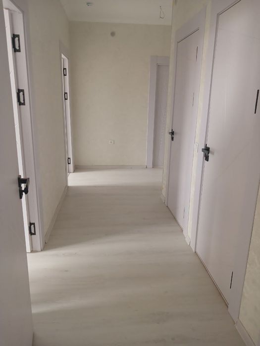 Guliston shaharda yangi qurilgan 3 xonali uy sotiladi