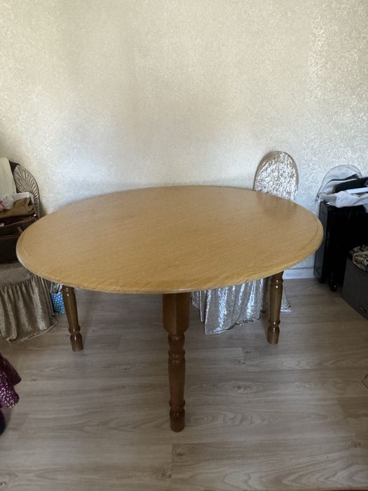 Стол для зала/гостевой