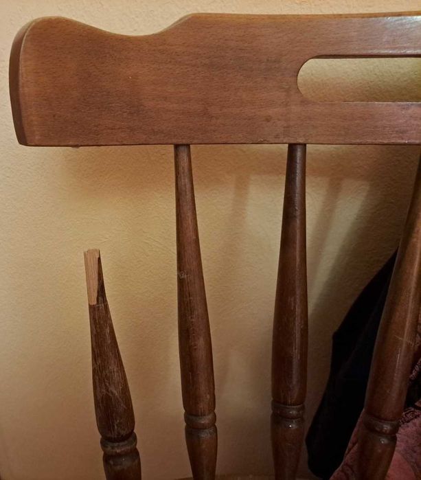 продавам 4 дървени столове от бук - цена на бройка